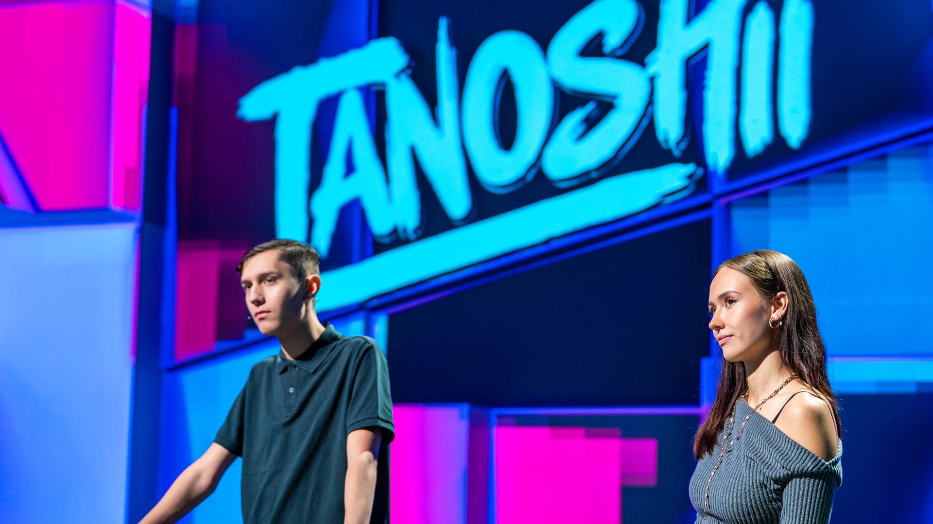 Tanoshii: Zionzockt und Zoros_waifuuu stehen an den Spielpulten im Tanoshii-Studio. 