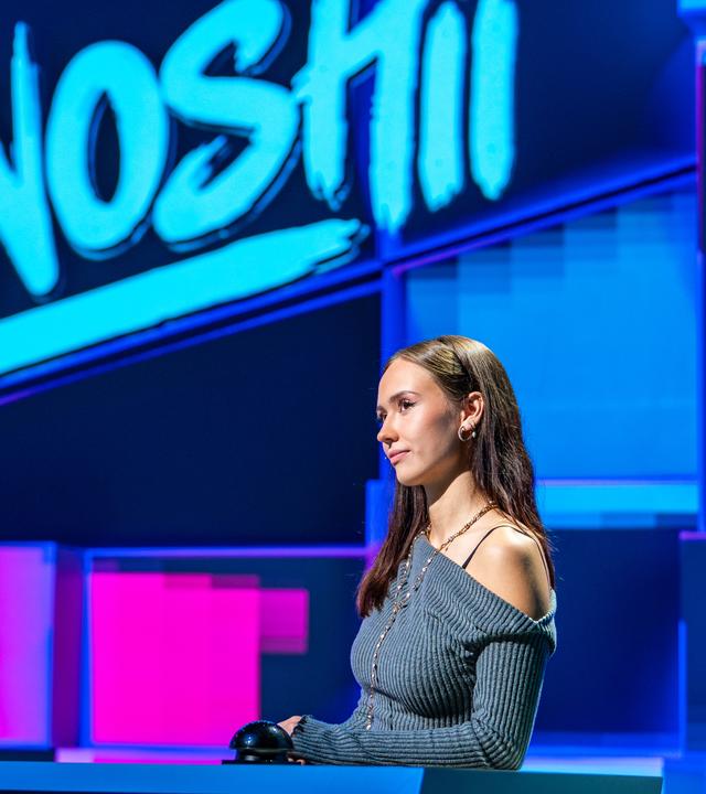 Tanoshii: Zionzockt und zoros_waifuuu stehen an den Spielpulten im Tanoshii-Studio. 