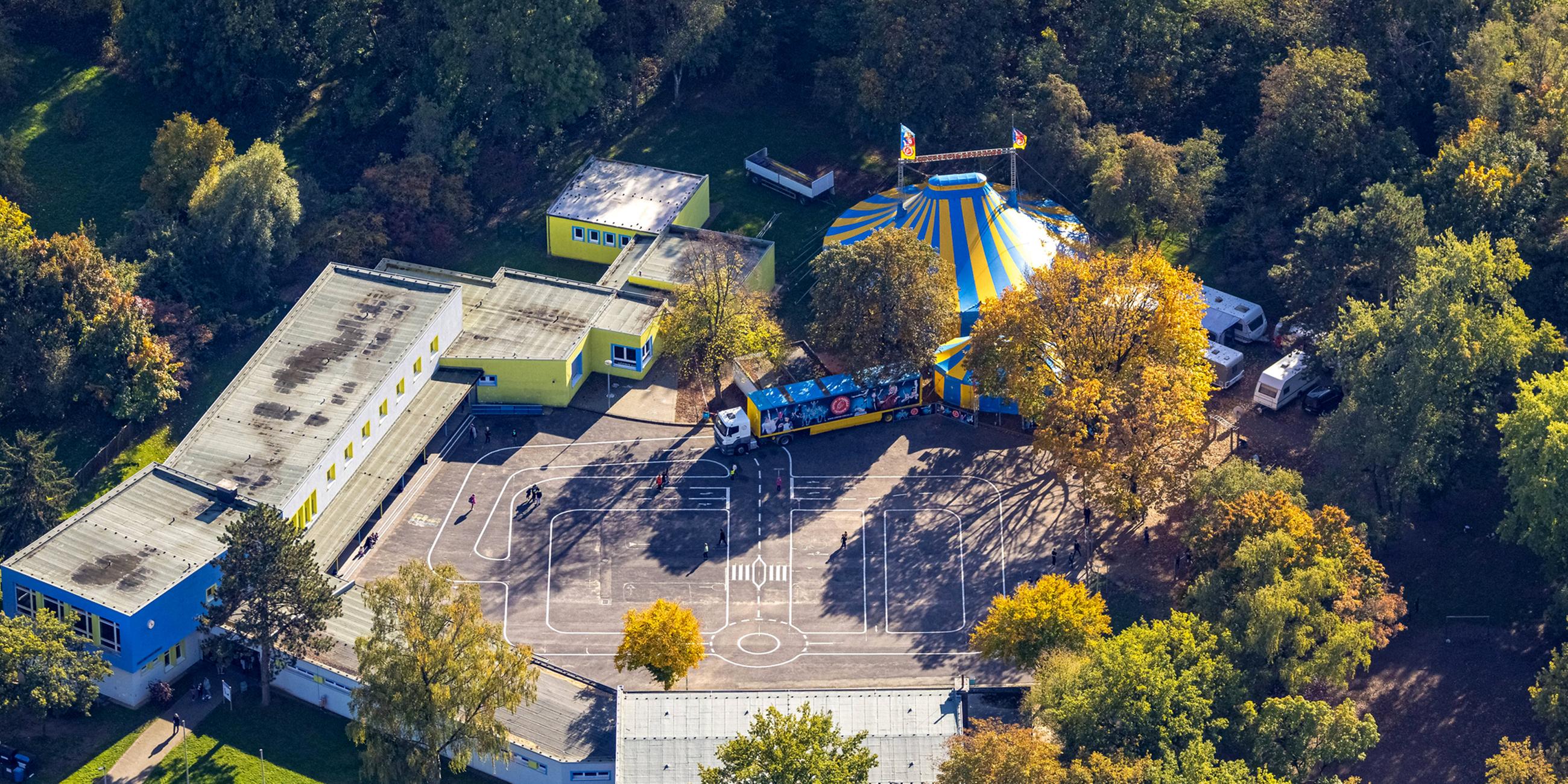 Archiv: Luftbild, ZIrkus auf dem Gelände der Adolf-Reichwein-Schule, Moers,