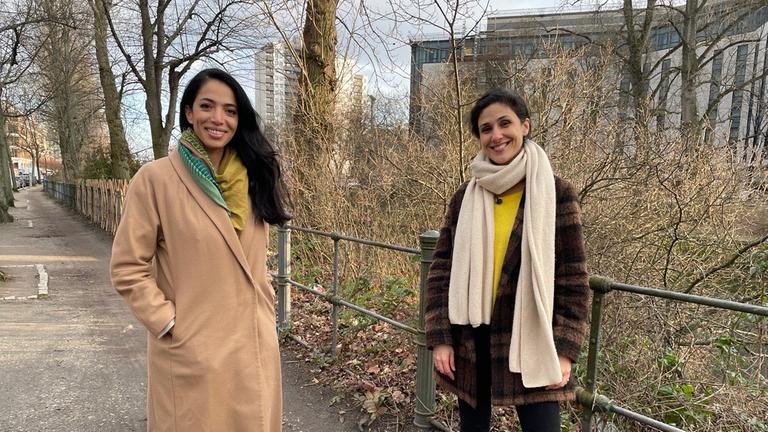 Model Zohre Esmaeli (li.) und Forum-Moderatorin Homeira Rhein