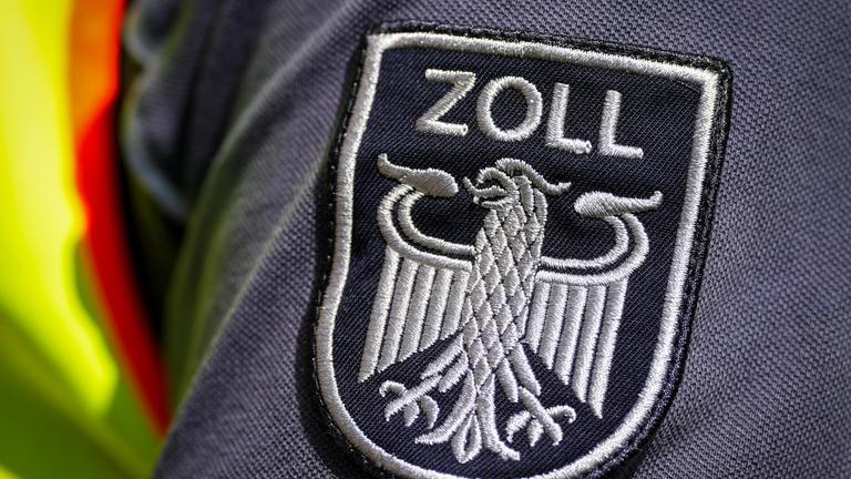Berlin: Ein Zollbeamter steht während einer Prüfmaßnahme der Finanzkontrolle Schwarzarbeit des Zolls auf einer Baustelle.