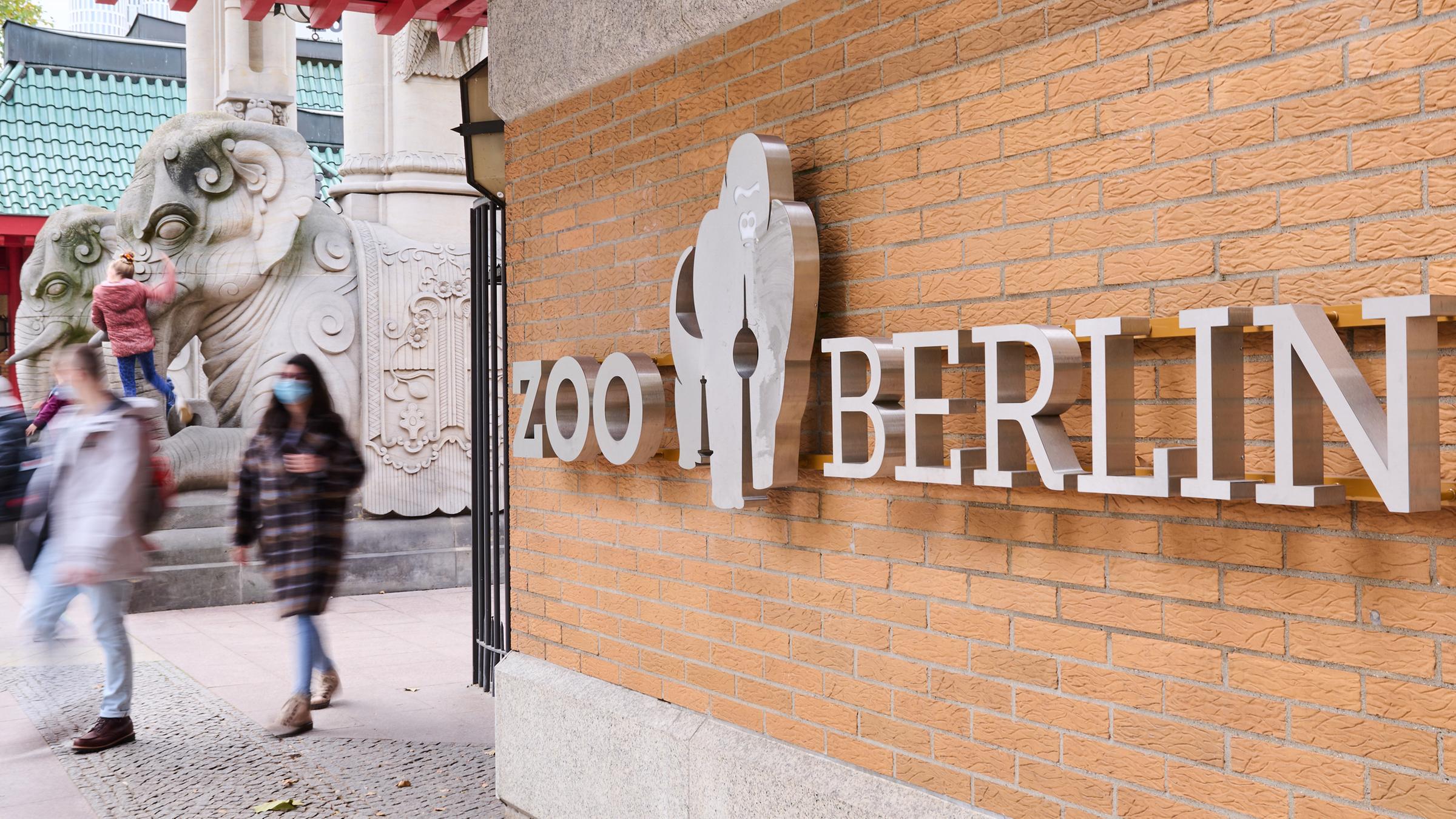 Archiv: Am Eingang des Berliner Zoos laufen Menschen vorbei. 
