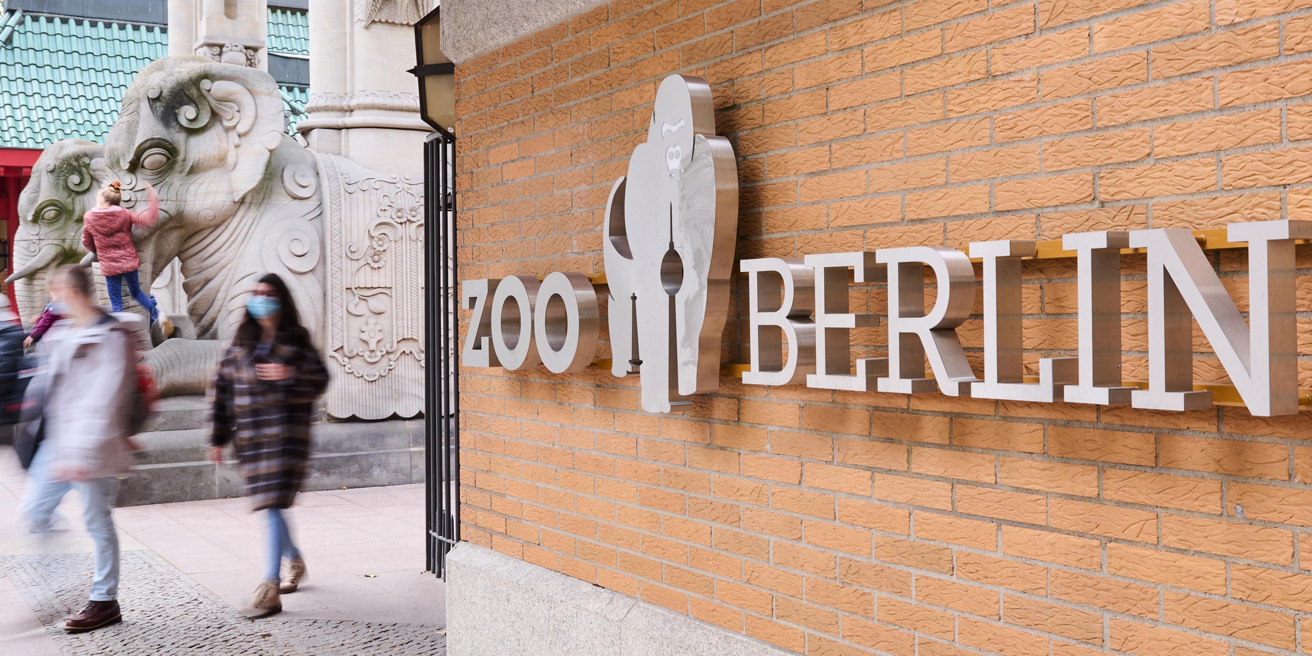 Archiv: Am Eingang des Berliner Zoos laufen Menschen vorbei. 