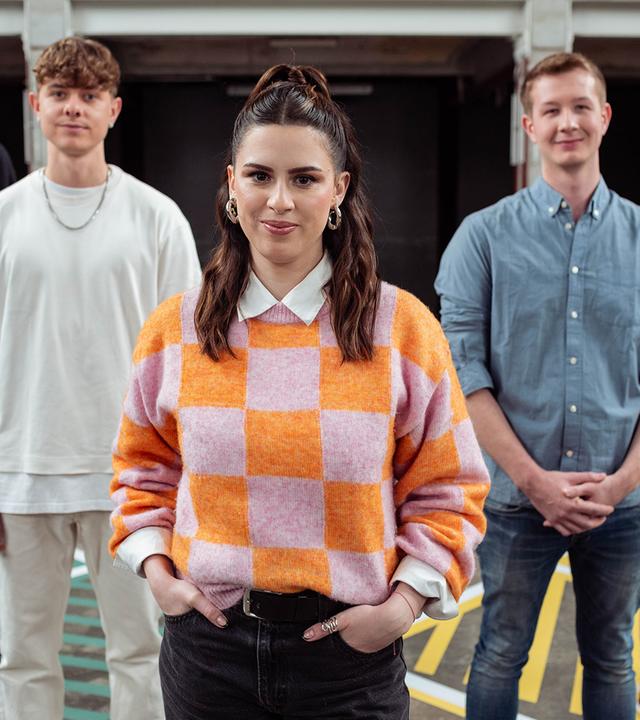 Salwa Houmsi mit Gästen. Halbtotal.