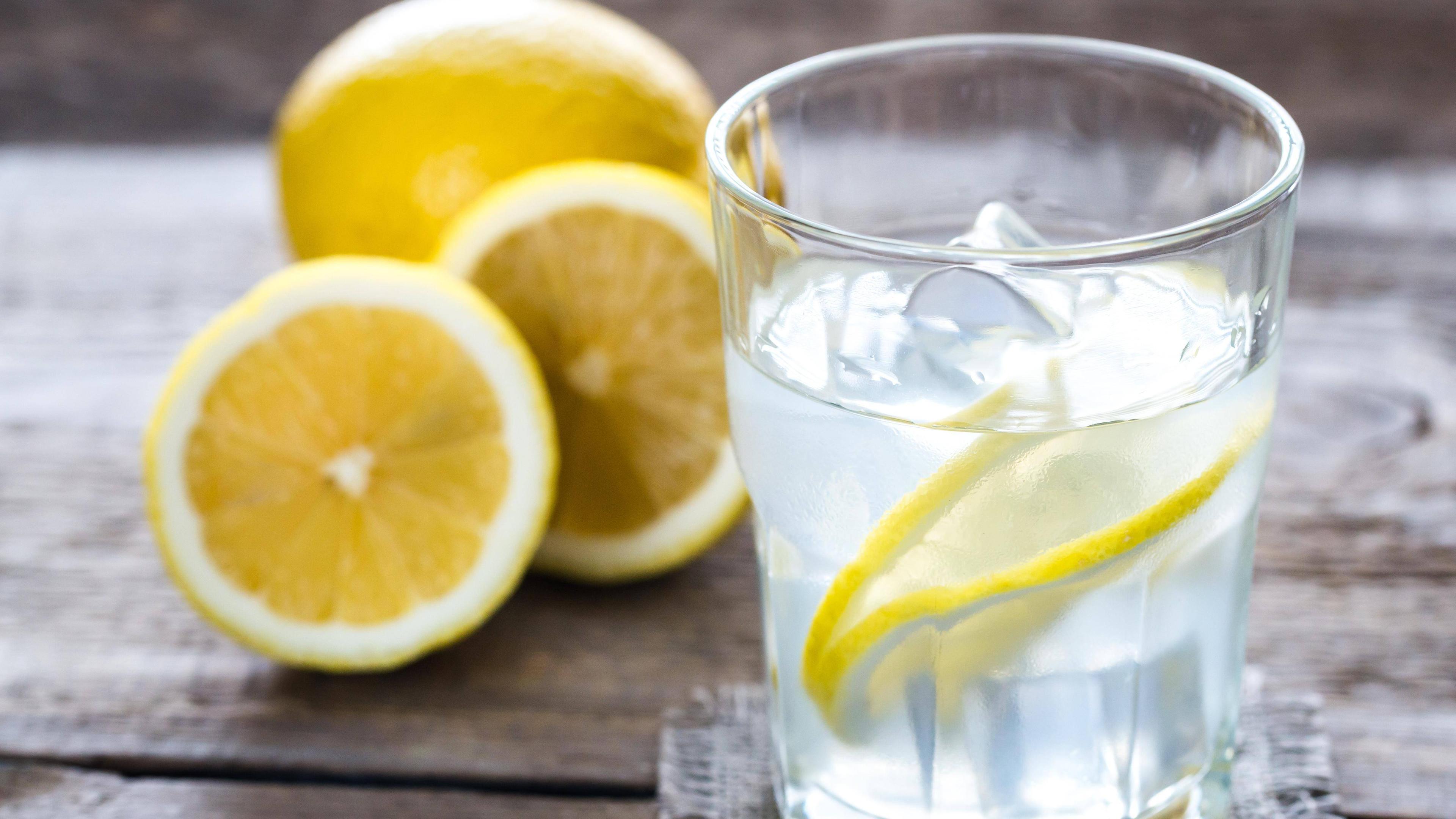 Лимон натощак польза и вред. Стакан воды с лимоном. Вода с лимоном фото.