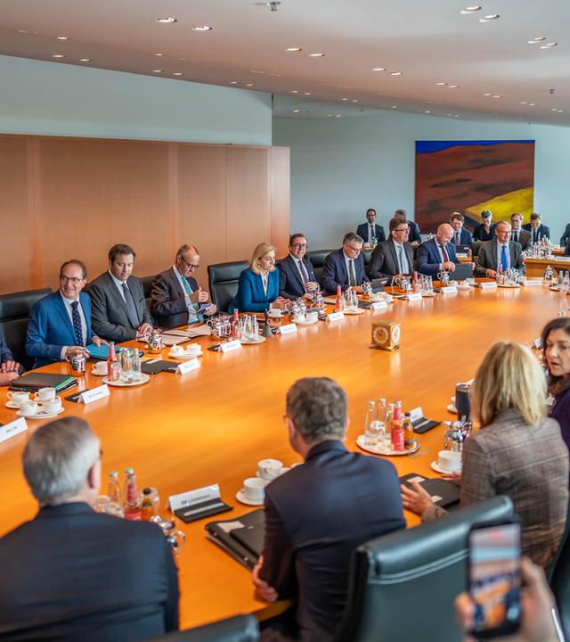 Bundeskanzler Friedrich Merz (hinten, 5.v.l, CDU) wartet auf den Beginn der Sitzung des Bundeskabinetts im Kanzleramt.