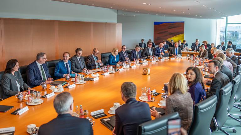 Bundeskanzler Friedrich Merz (hinten, 5.v.l, CDU) wartet auf den Beginn der Sitzung des Bundeskabinetts im Kanzleramt.