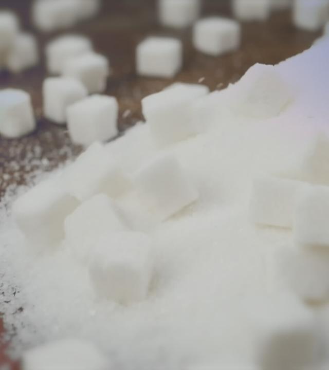 Weißer Zucker auf einem Tisch.