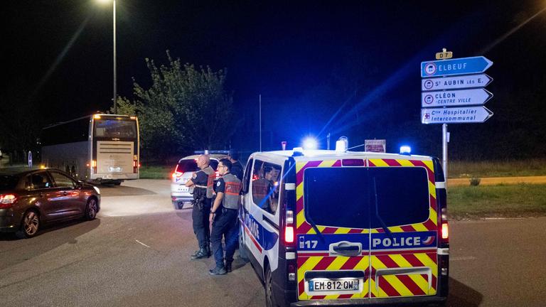 Polizeibeamte beteiligen sich mit ihrem Fahrzeug an der Straßensperrung, nachdem ein Zug mit 180 Passagieren entgleist ist, wobei rund 20 Menschen verletzt wurden.