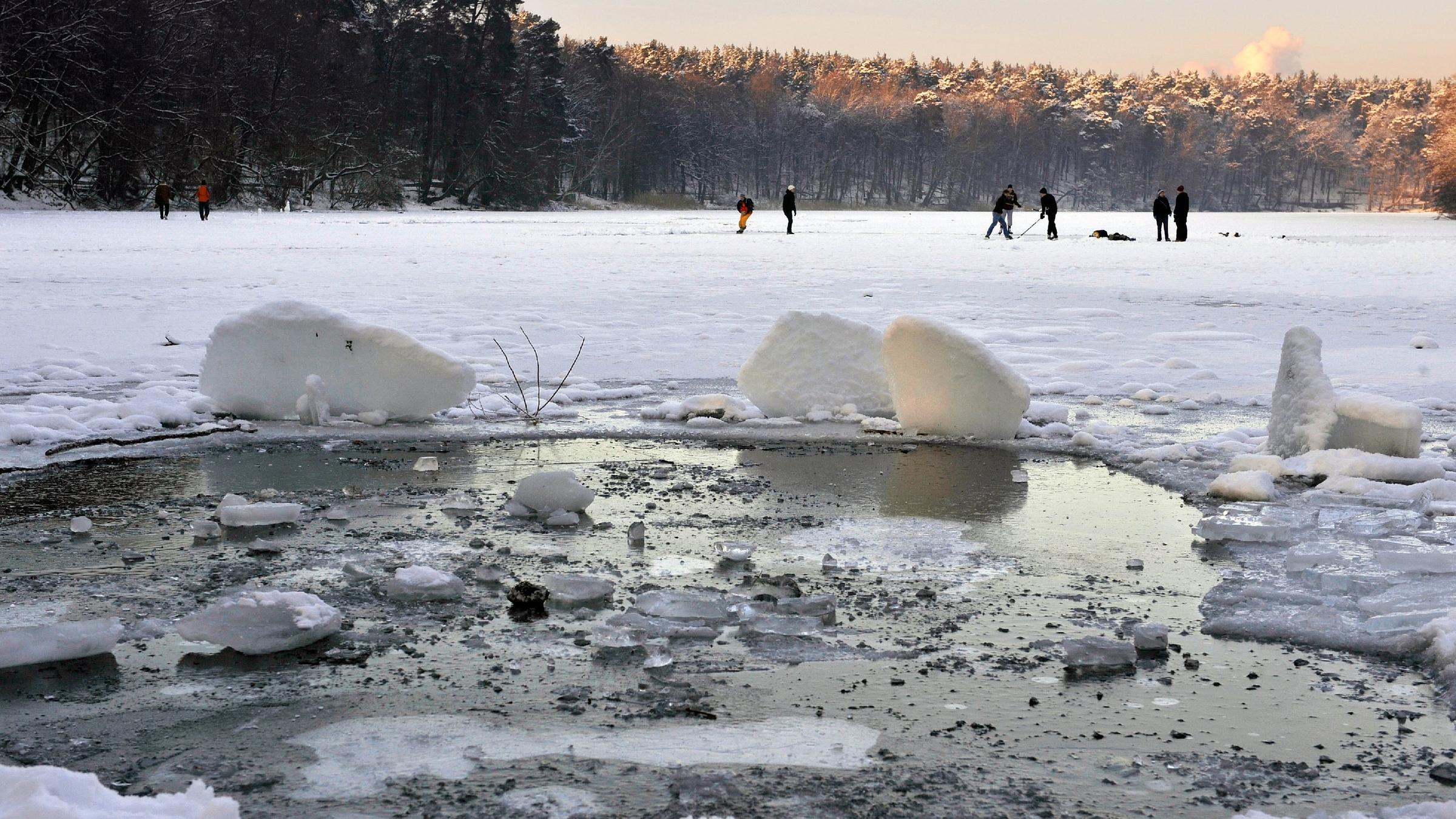 Zugefrorener See mit Wasserloch