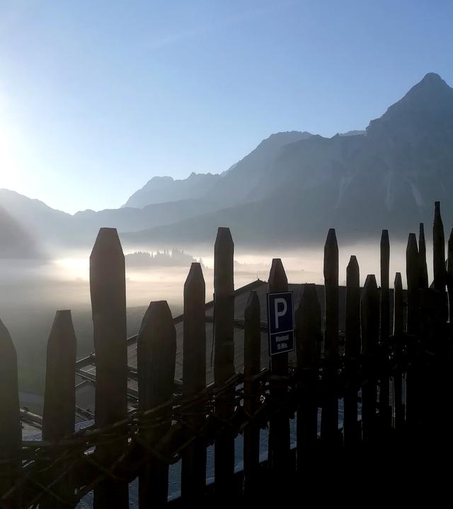 Landschaft im Morgennebel.