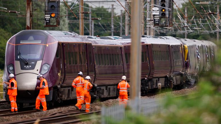 Beschädigte East Midlands Railway-Züge nach einer Kollision nahe Bedford, Großbritannien.