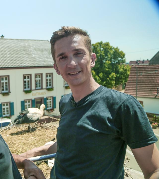 Eric hilft beim Beringen von Störchen