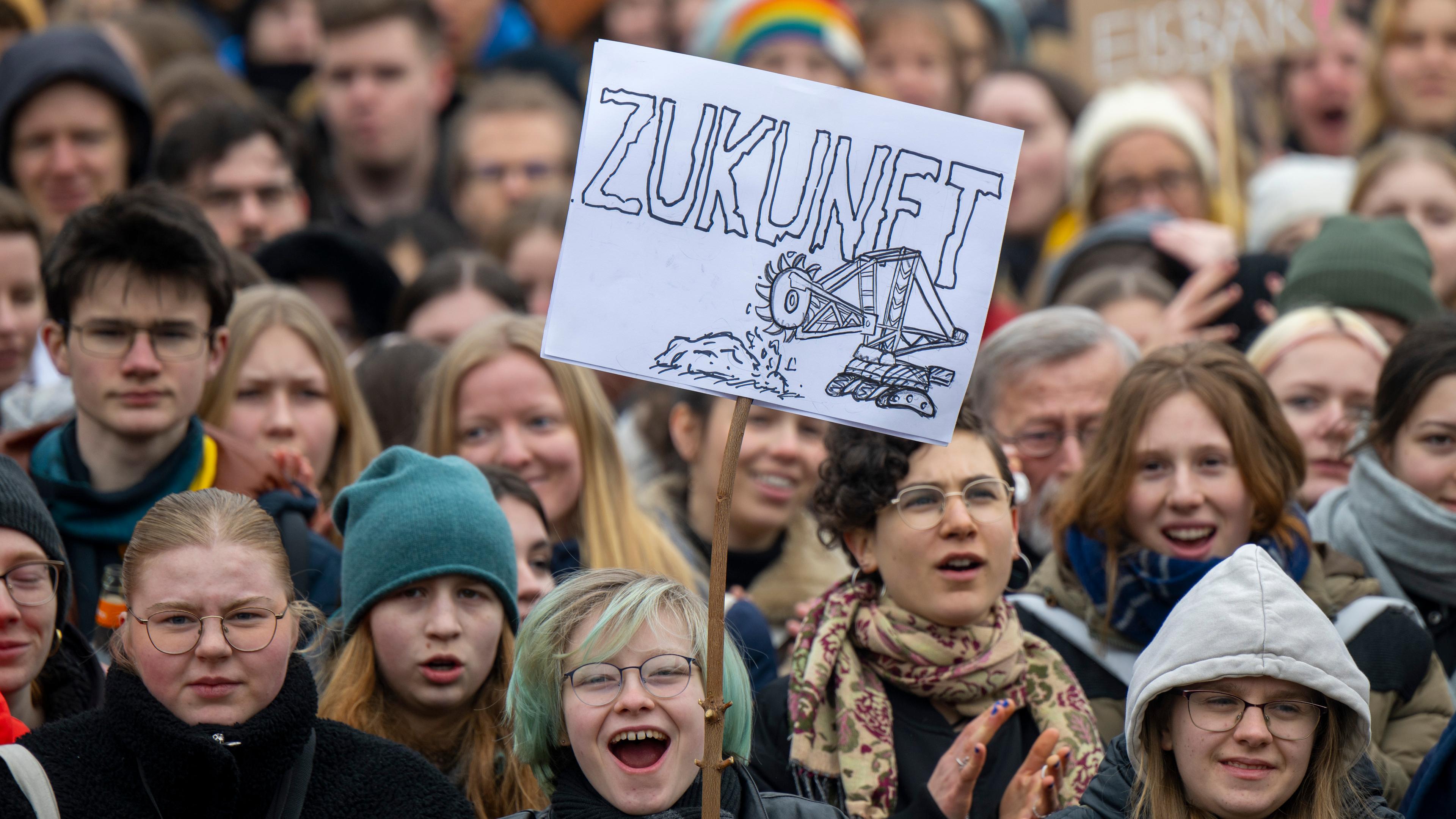 Junge Menschen demonstrieren bei einer Fridays-For-Future-Demo und halten ein Schild mit dem Schriftzug "Zukunft" hoch.