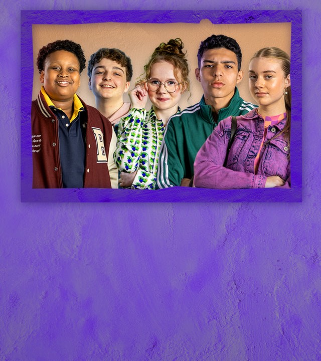 In einem lilafarbenen Bilderrahmen vor einem ockerfarbenen Hintergrund sind Benjamin, Kaj, Lena zu sehen, alle drei lächeln in die Kamera, Omar und Shirley schauen krtitisch.
