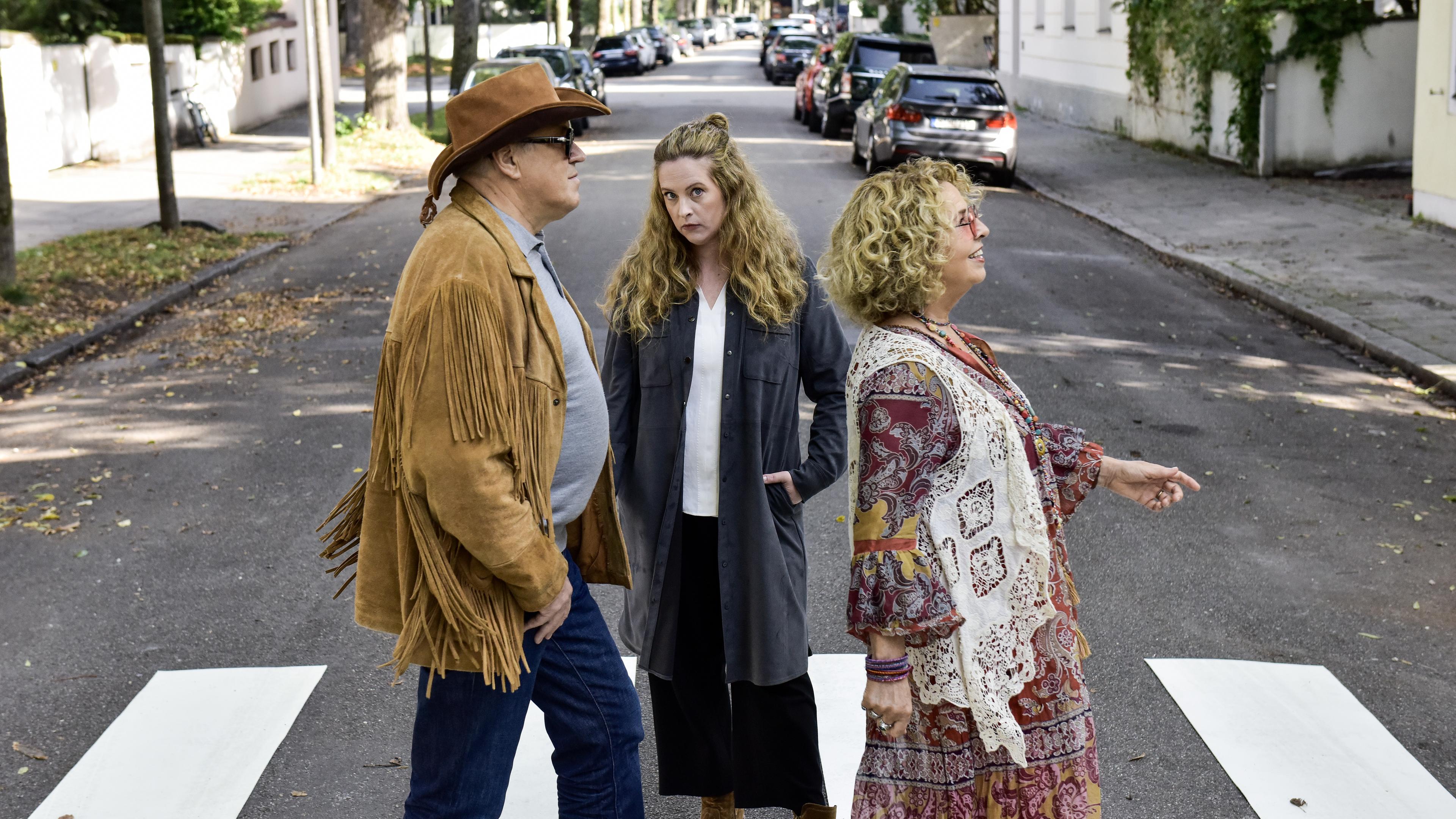 Annes (Diana Amft, l.) Eltern Luise (Michaela May, r.) und Kurt (Michael Brandner) wollen zum Glück früher Jahre zurück und starten eine Hippie-Offensive, die einiges auf den Kopf stellt.