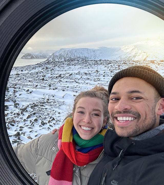 Henni und Cedric posieren an einem verschneiten Strand für ein Selfie.