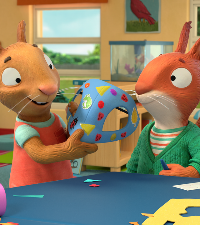 Posy und Jamila basteln eine blaue Maske für Pip.