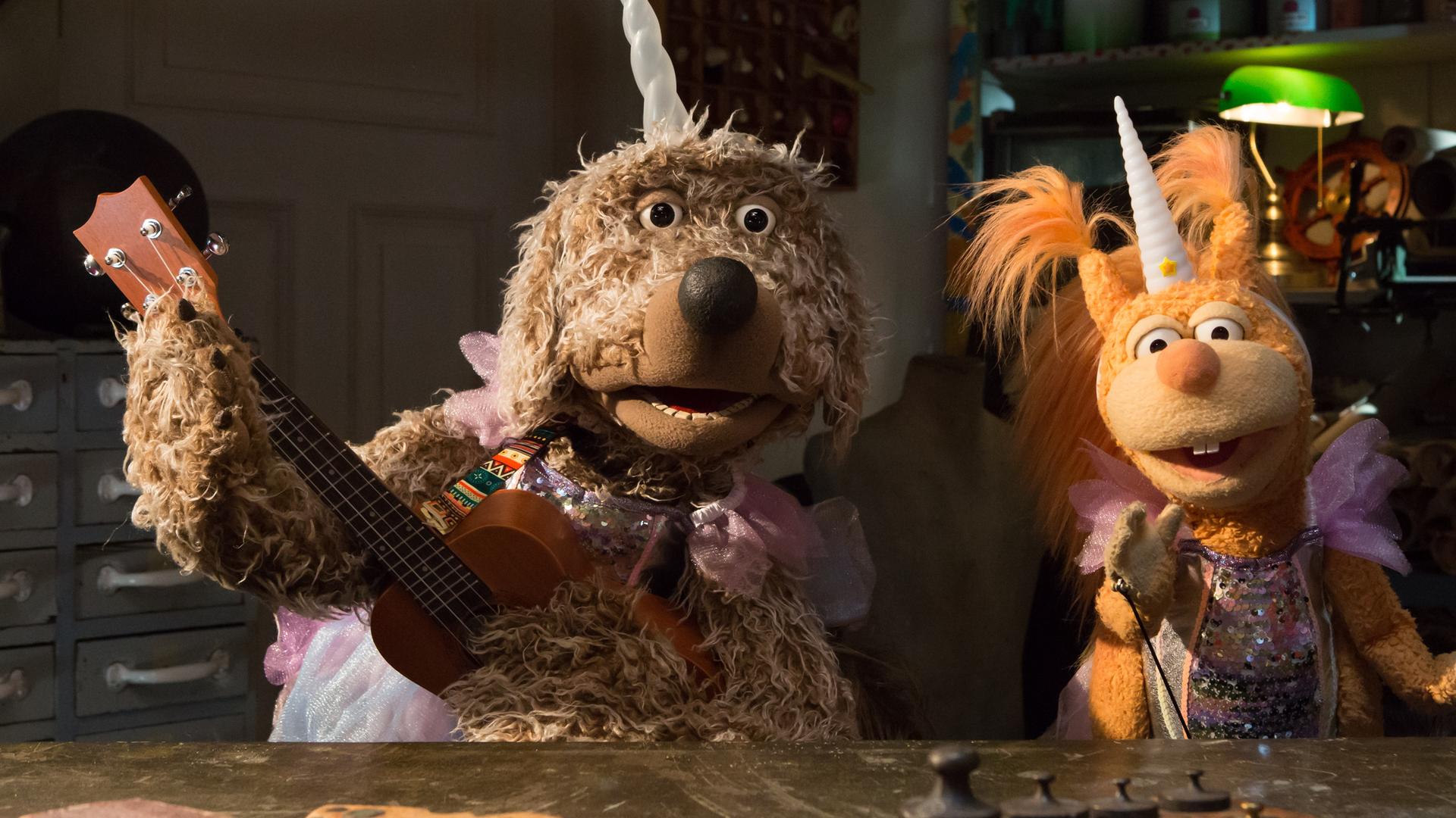 Hund Buffo und Ella Eichhörnchen mit Musikinstrumenten.