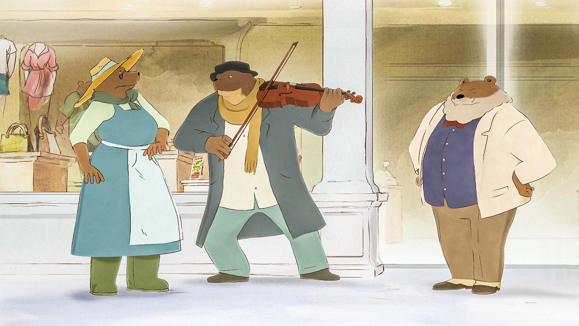 Madame Tulipe (l.), Ernest (m.) und Monsieur Martin (r.) stehen vorm Kaufhaus. Ernest spielt für die beiden ein Lied auf seiner Geige.