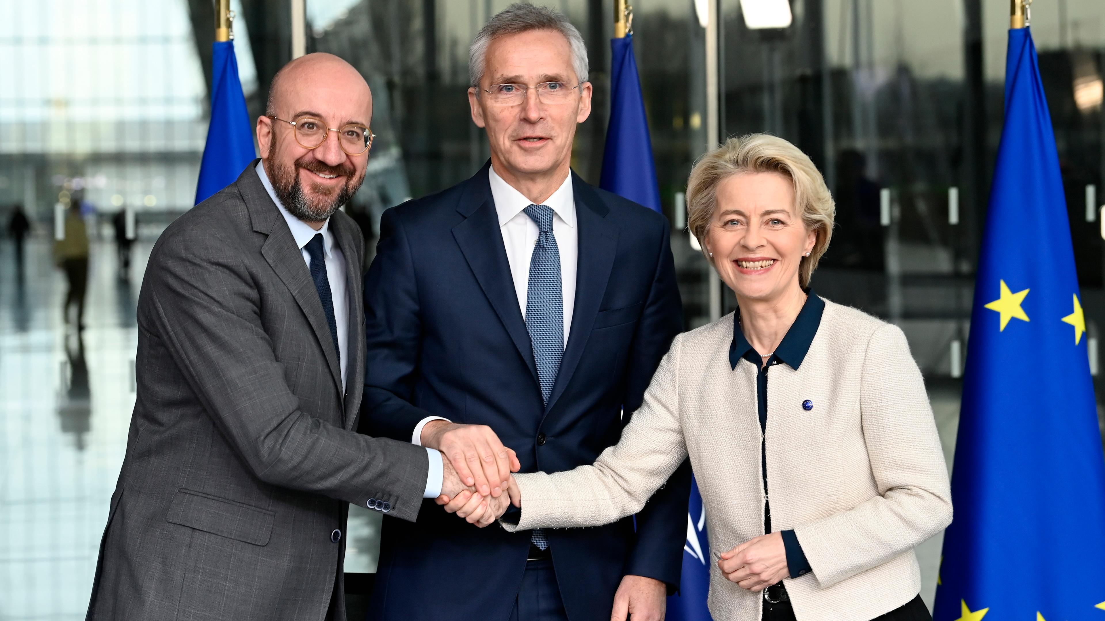 Belgien, Brüssel: Jens Stoltenberg (M), NATO-Generalsekretär, Ursula von der Leyen, Präsidentin der Europäischen Kommission und Charles Michel, Präsident des Europäischen Rates.