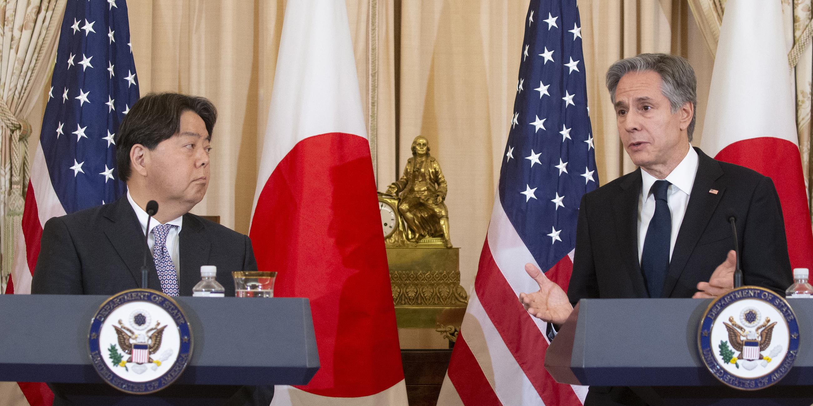 Der japanische Außenminister Hayashi Yoshimasa (L) hört US-Außenminister Antony Blinken (R) zu, der während einer Pressekonferenz über die Ergebnisse der Sitzung des US-japanischen Sicherheitsberatungsausschusses 2023 im Außenministerium in Washington, DC, USA