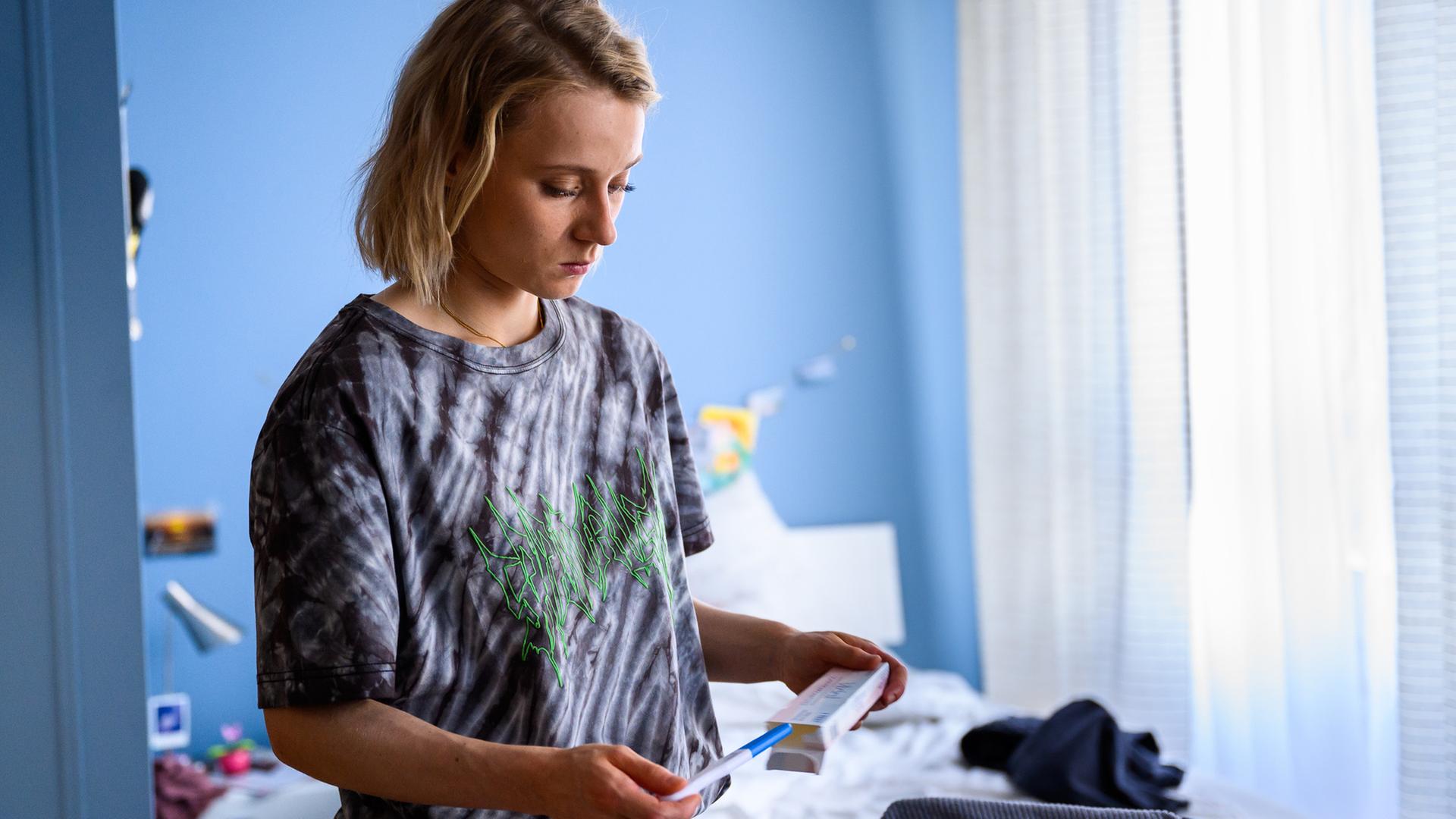 "Bettys Diagnose - Zusammenhalt": Mia Kunze (Antonia Döring) hält einen Schwangerschaftstest in ihren Händen.