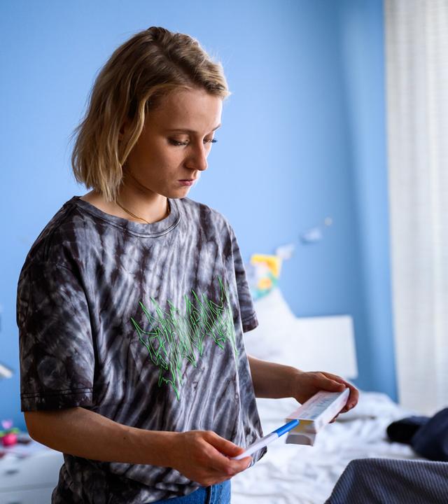 "Bettys Diagnose - Zusammenhalt": Mia Kunze (Antonia Döring) hält einen Schwangerschaftstest in ihren Händen.