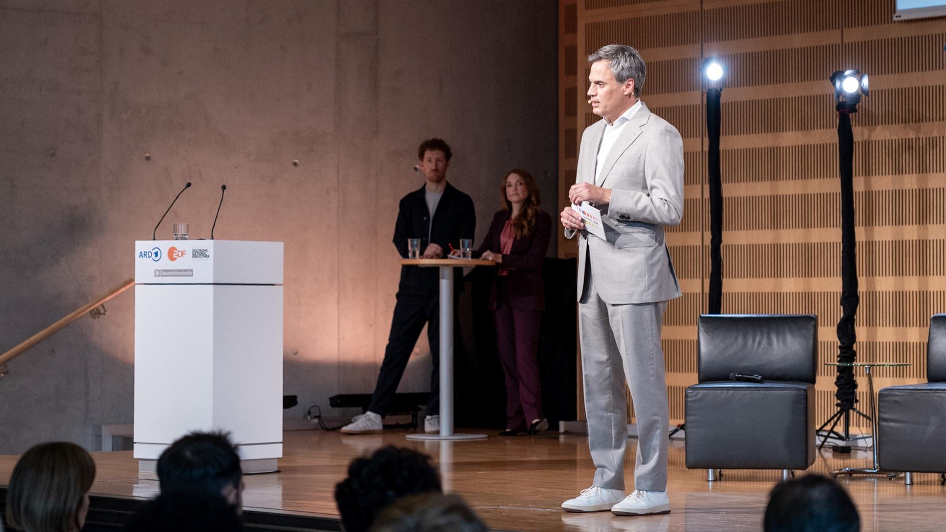 ZDF-Intendant Dr. Nobert Himmler auf der Bühne vor Saalpublikum bei der Vorstellung der Zusammenhaltsstudie am 17.09.25 in Frankfurt