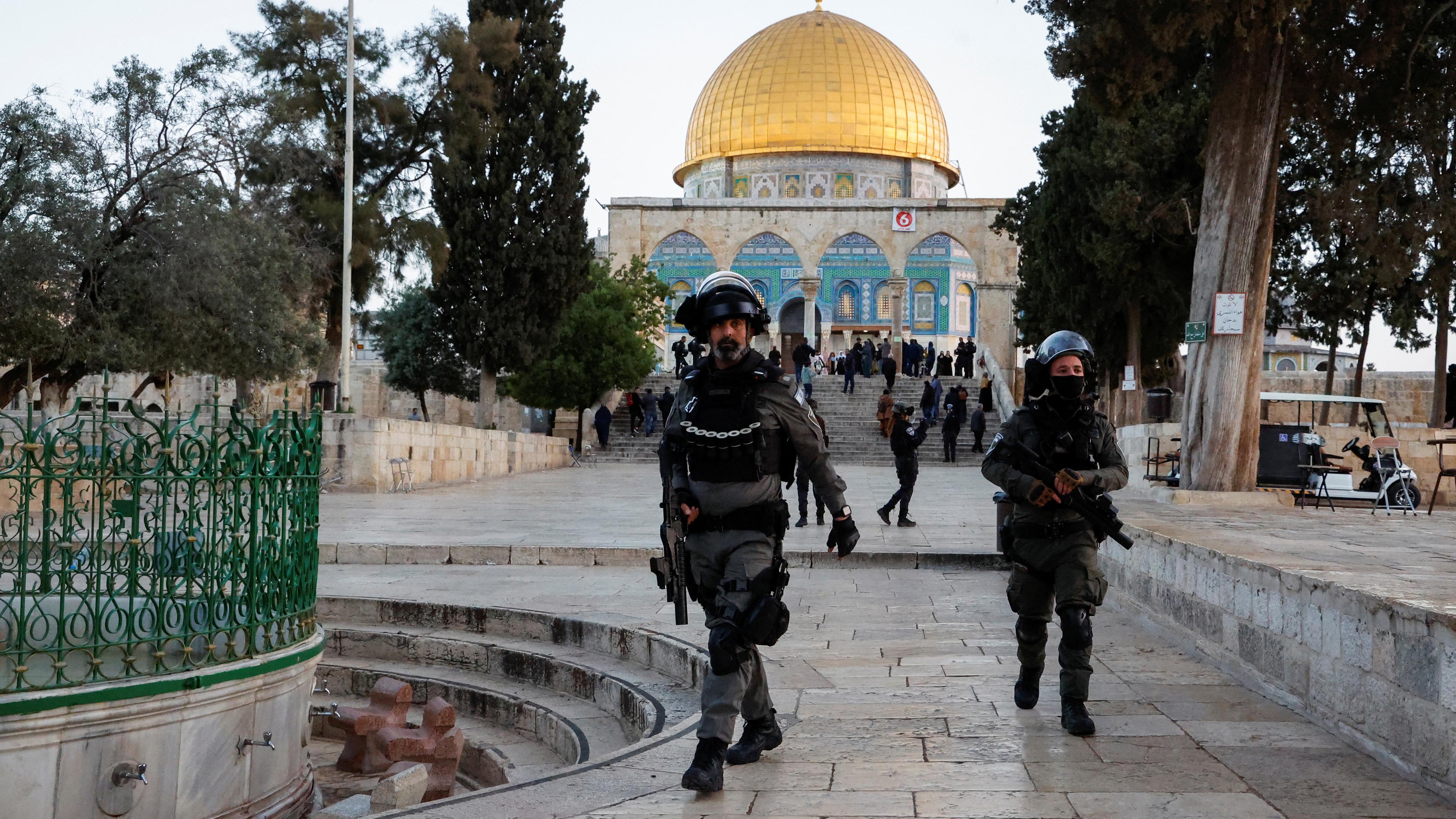 Israelische Polizeikräfte im Einsatz in der Nähe des Al-Aksa-Geländes, das Juden auch als Tempelberg bekannt ist, während es bei Zusammenstößen mit Palästinensern in der Altstadt von Jerusalem am 5. 4. 2023 zu Spannungen kommt. 