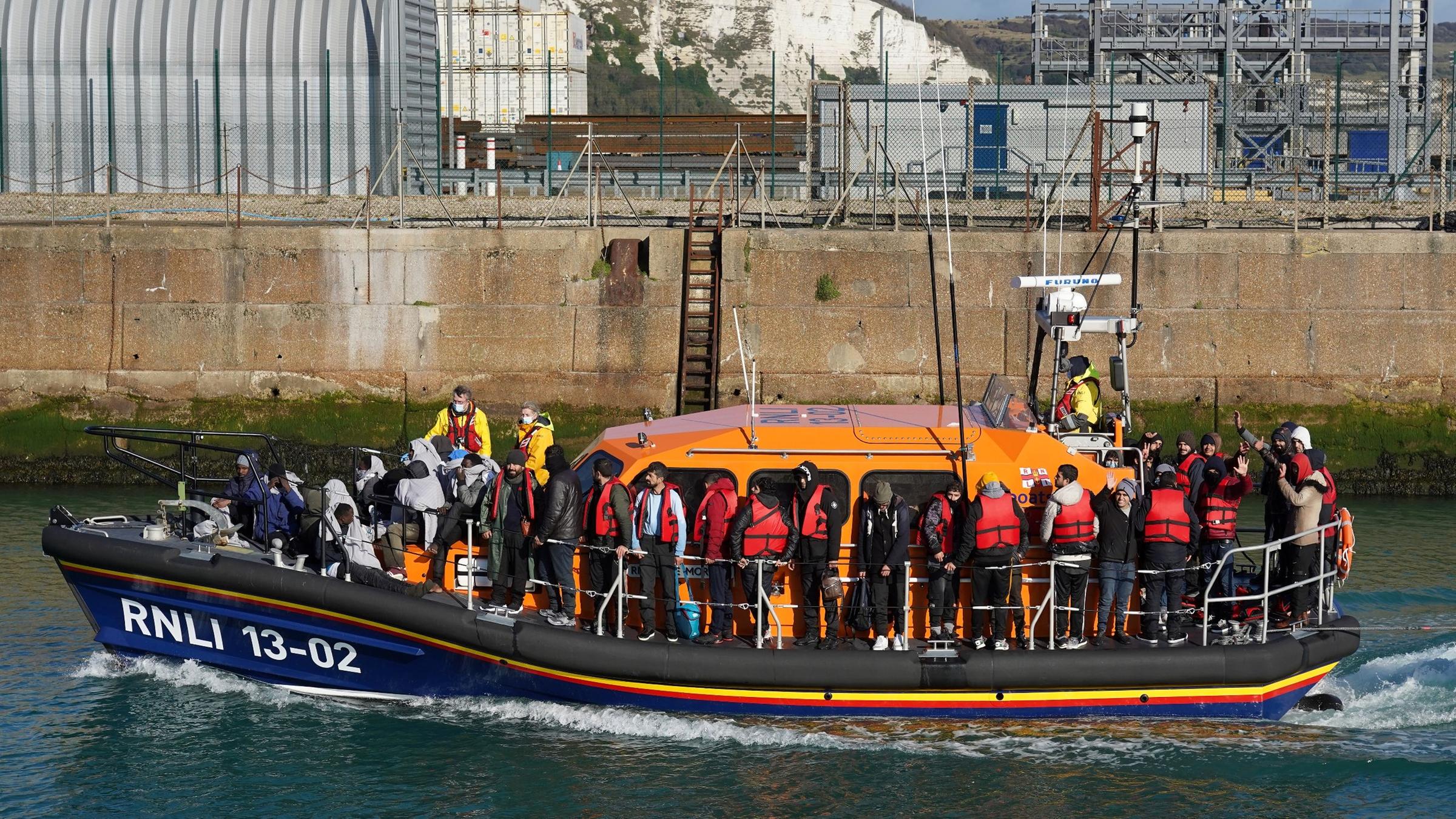Migranten stehen in einem Rettungsboot
