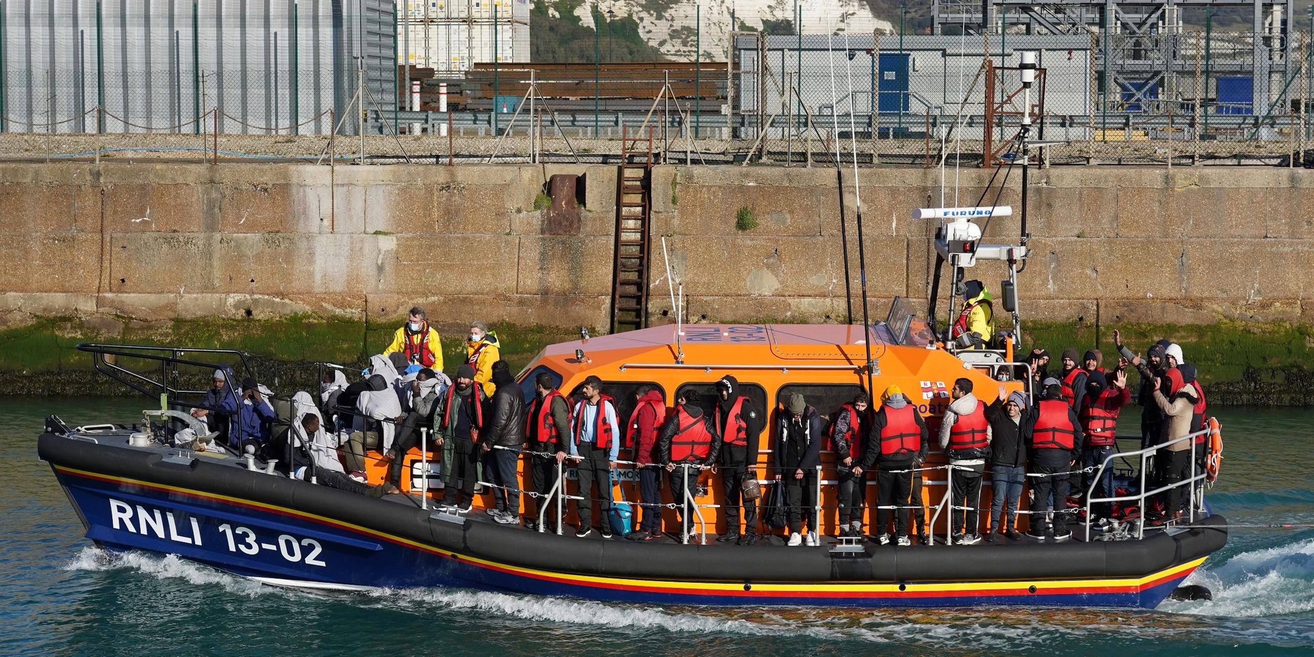 Migranten stehen in einem Rettungsboot