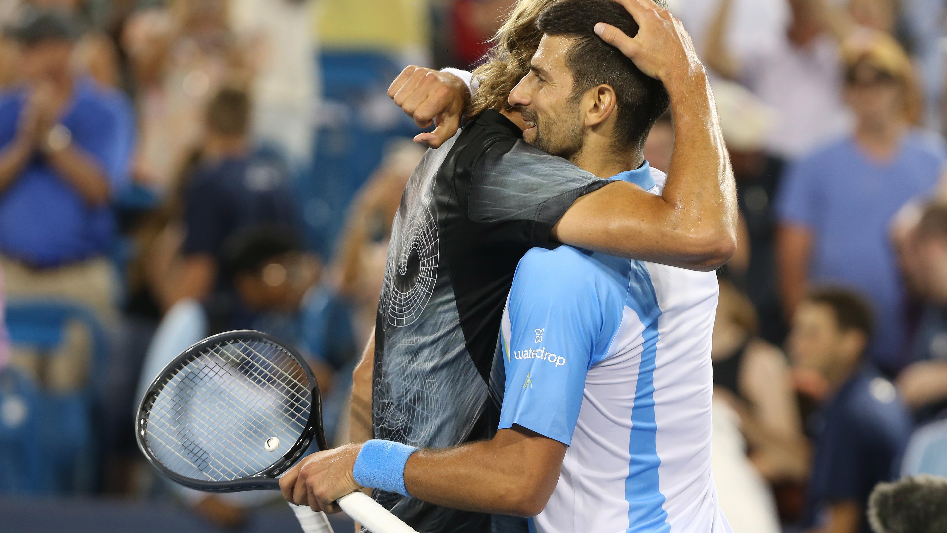 Zverev gratuliert Djokovic nach der Niederlage