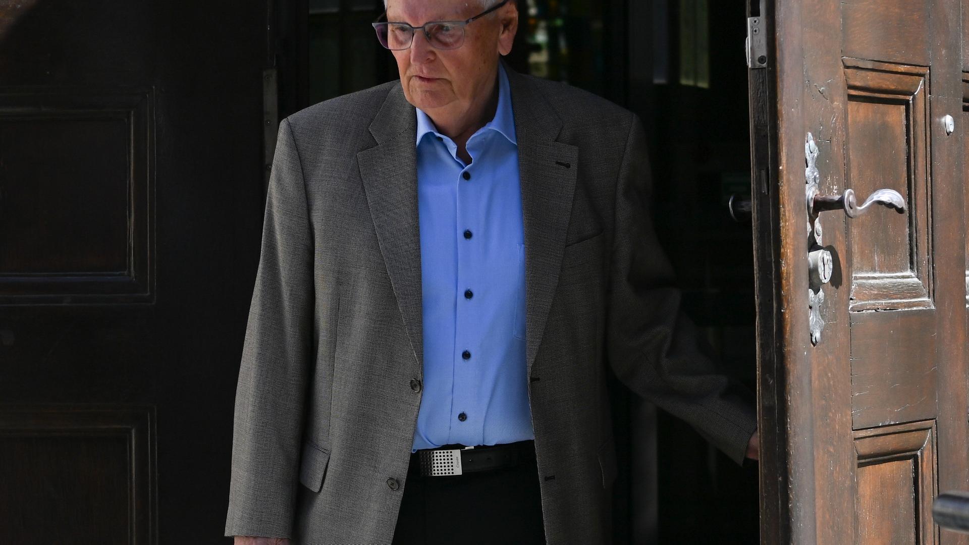 Der frühere DFB-Präsident Theo Zwanziger verlässt nach der Verhandlung im Verfahren um die Sommermärchen-Affäre das Gerichtsgebäude.