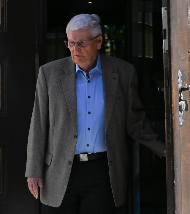 Der frühere DFB-Präsident Theo Zwanziger verlässt nach der Verhandlung im Verfahren um die Sommermärchen-Affäre das Gerichtsgebäude.