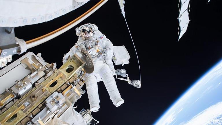 Zwei Astronauten haben ihren Außeneinsatz an der Internationalen Raumstation ISS aus Sicherheitsgründen vorzeitig abgebrochen. Im Helm eines US-Astronauten habe sich ein Wassertropfen gebildet.