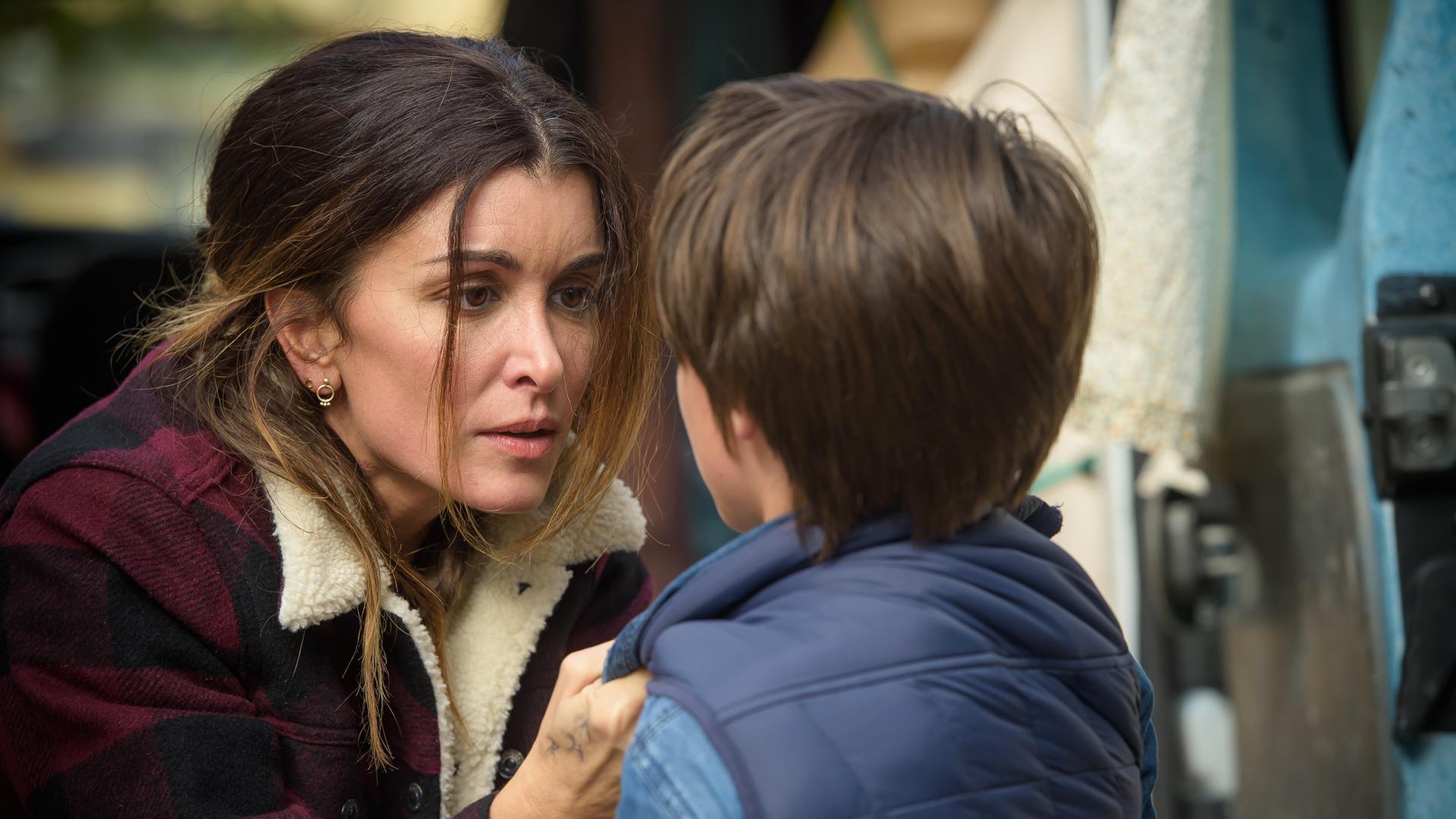 Sarah (Jenifer Bartoli) schaut Léo (Félix Bossuet) in die Augen und scheint ihm etwas zu erklären. Mit ihre Hand hat sie seinen Kragen gepackt.
