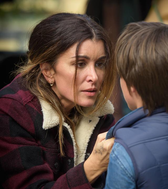 Sarah (Jenifer Bartoli) schaut Léo (Félix Bossuet) in die Augen und scheint ihm etwas zu erklären. Mit ihre Hand hat sie seinen Kragen gepackt.