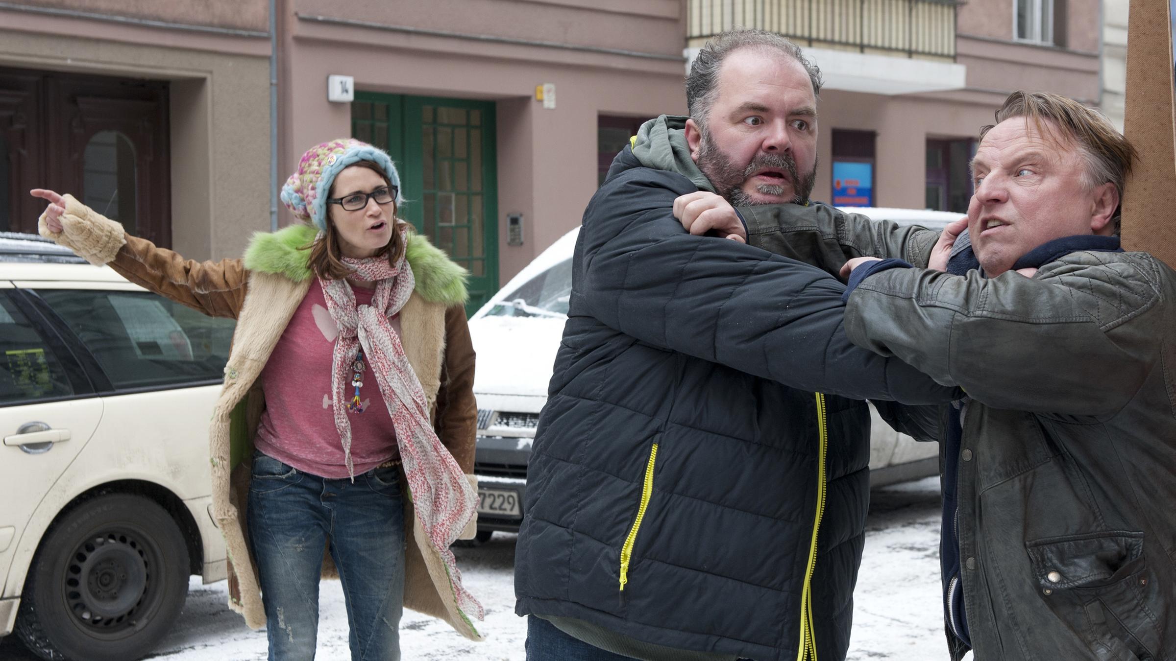 Chantal hilft beherzt, den bulligen Typen abzuwehren, der nach einem Zwischenfall auf der Straße auf Jochen losgeht