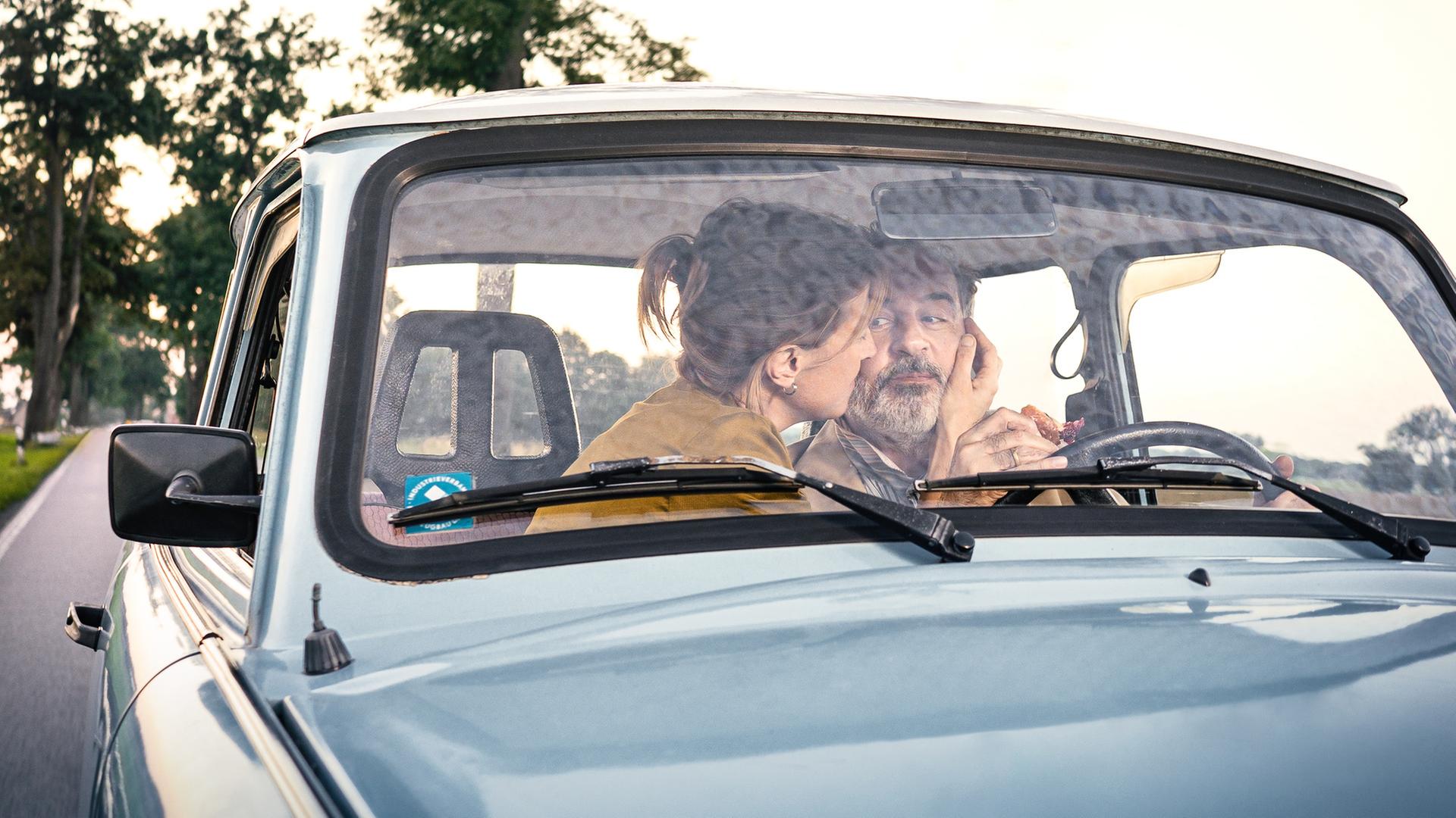 "Doktor Ballouz - Zwei Herzen": Doktor Ballouz (Merab Ninidze) bekommt im Trabi von Eva Schmidt (Helene Grass) einen Kuss.