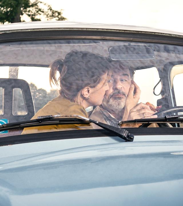 "Doktor Ballouz - Zwei Herzen": Doktor Ballouz (Merab Ninidze) bekommt im Trabi von Eva Schmidt (Helene Grass) einen Kuss.