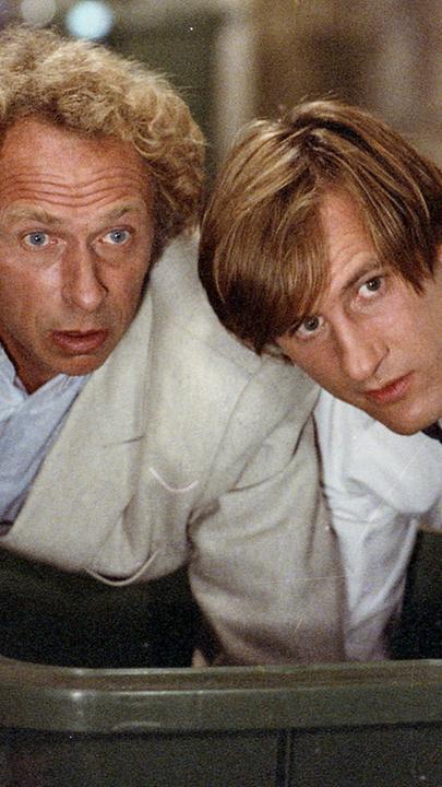 Kaum haben sie eine alte Bekannte getroffen, finden sich François Pignon (Pierre Richard, l.) und Jean Lucas (Gérard Depardieu, r.) in einer chaotischen Suchaktion in Nizza wieder.