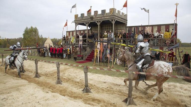 Zwei Ritter beim Ritterturnier - Spielszene aus Terra X Die Welt der Ritter 