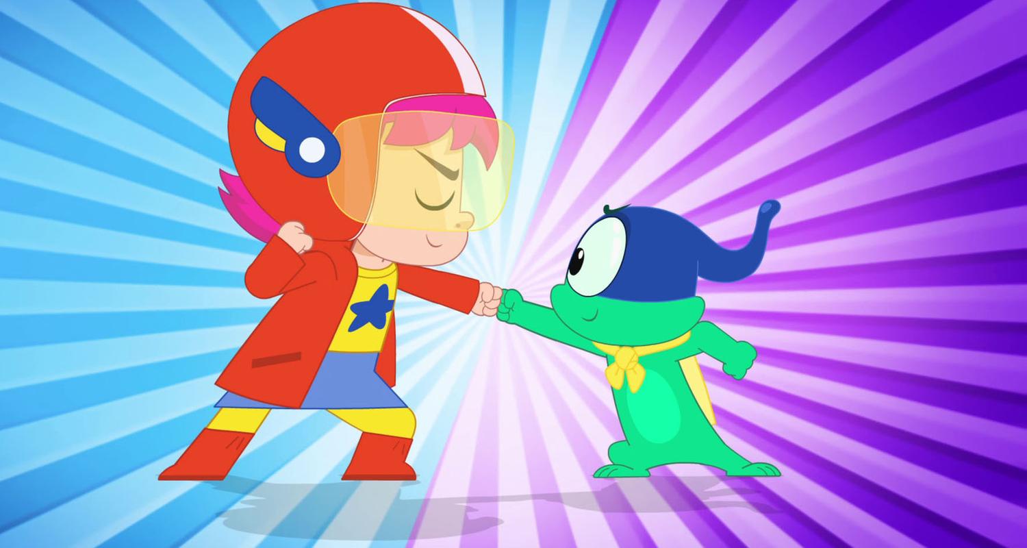 Rebecca und Ernest stoßen in ihren Superhelden-Kostümen die Fäuste aneinander.