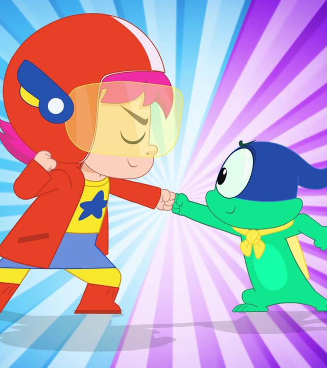 Rebecca und Ernest stoßen in ihren Superhelden-Kostümen die Fäuste aneinander.