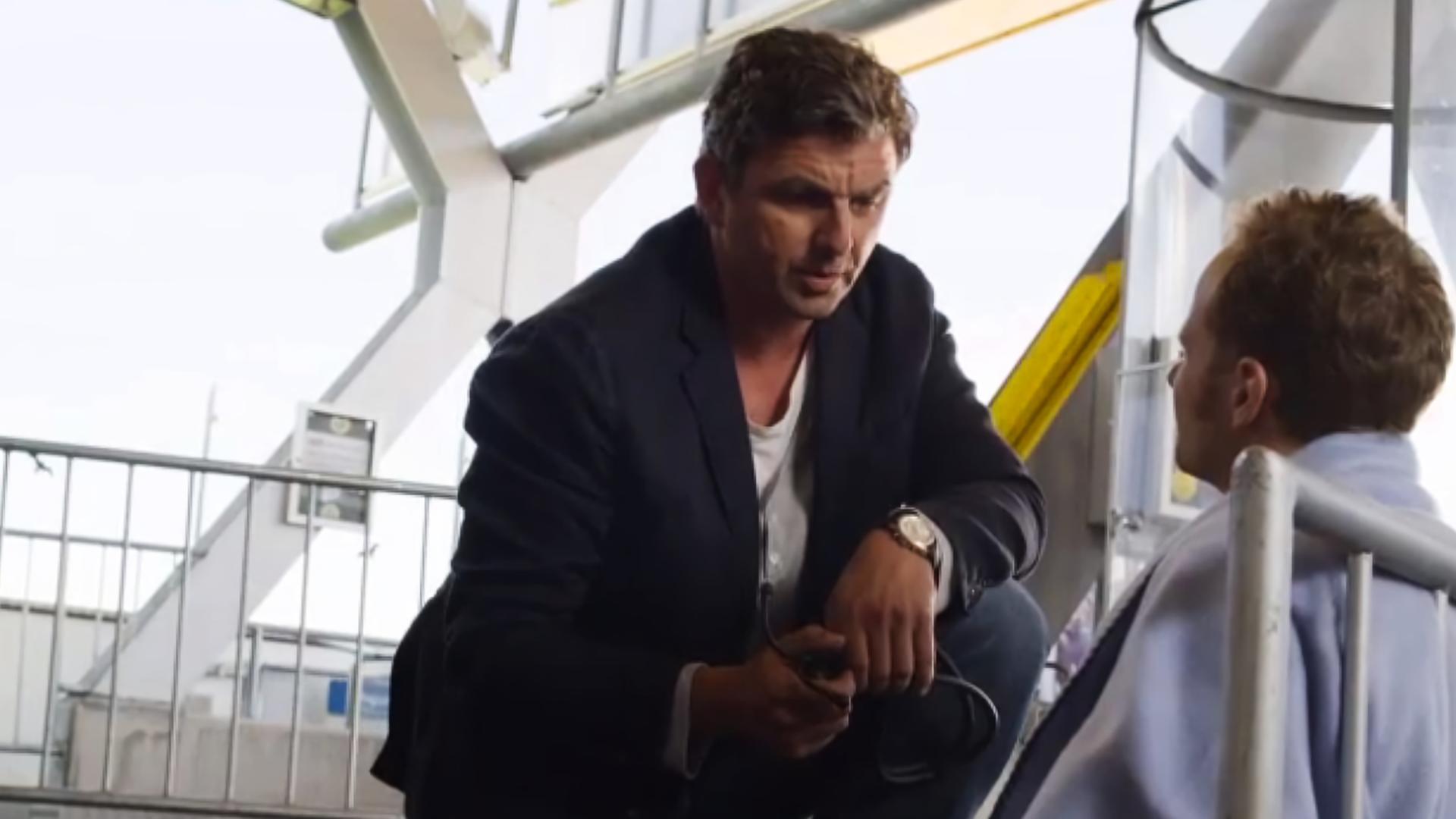 "Der Bergdoktor - Zwei Väter": Ina (Hilde Dalik) sitzt bei ihrem Mann Georg (Christian Näthe) am Krankenhausbett. Georg hat eine Kanüle in der linken Hand und blickt zu seiner Frau. Im Hintergrund medizinische Überwachungsgeräte.