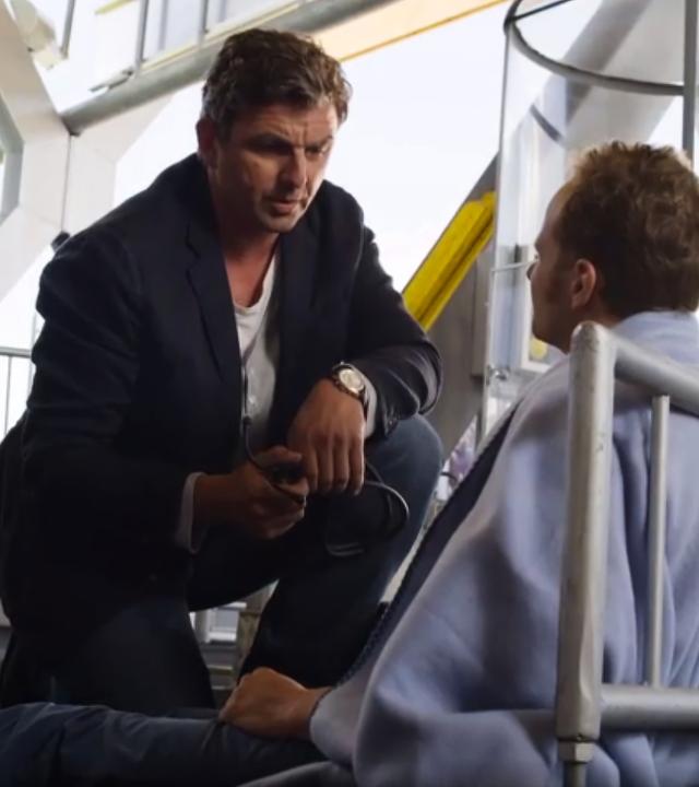 "Der Bergdoktor - Zwei Väter": Ina (Hilde Dalik) sitzt bei ihrem Mann Georg (Christian Näthe) am Krankenhausbett. Georg hat eine Kanüle in der linken Hand und blickt zu seiner Frau. Im Hintergrund medizinische Überwachungsgeräte.