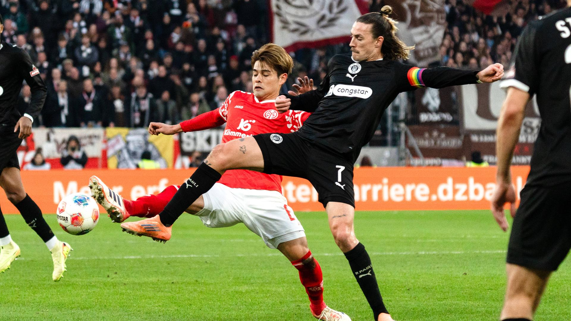 Im Bundesligaspiel der beiden Abstiegskandidaten kämpfen der Paulianer James Sands und der Mainzer Jackson Irvine um den Ball 