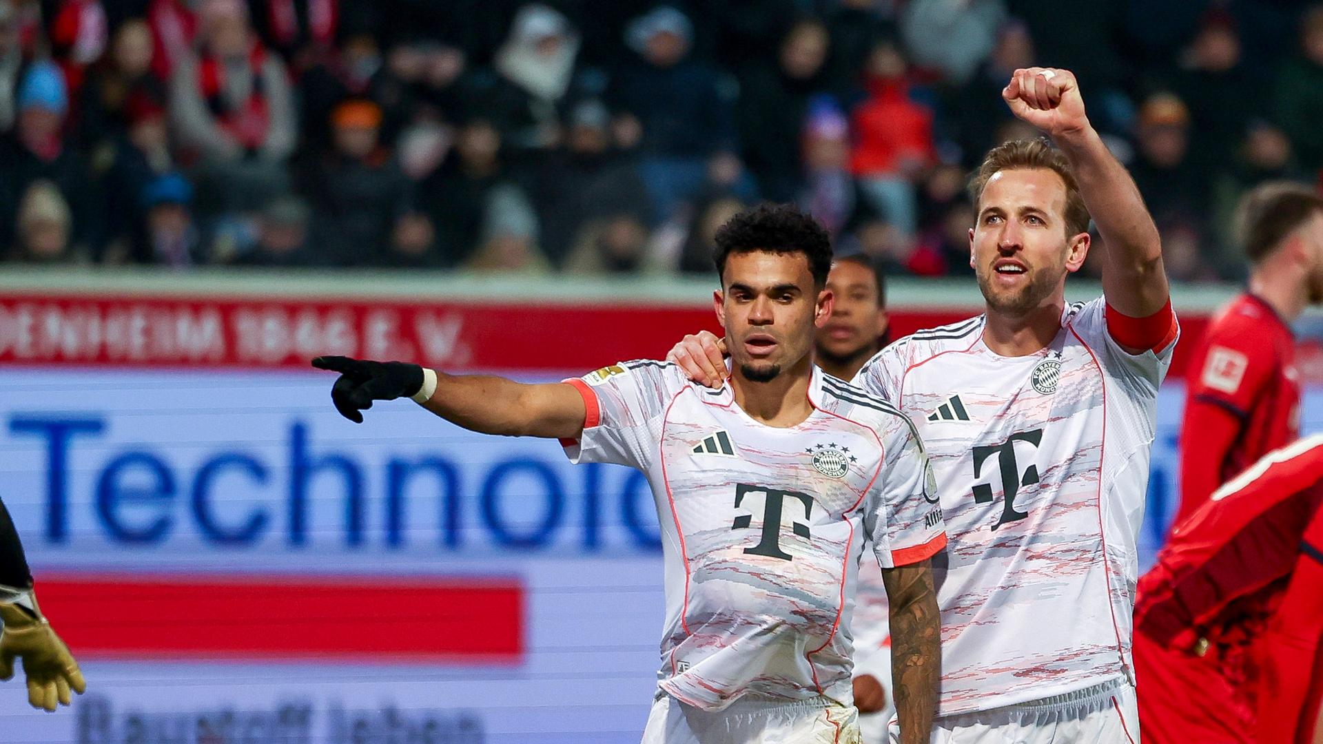 Luis Diaz und Harry Kane mit Babyjubel nach dem 0:3 gegen Heidenheim