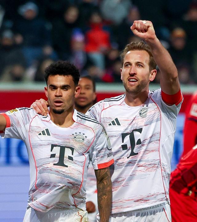 Luis Diaz und Harry Kane mit Babyjubel nach dem 0:3 gegen Heidenheim
